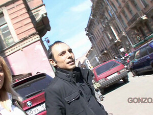 Русская блондинка дает в попку