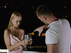 Худая блондинка получает член в жопу на фоне Эйфелевой башни в Париже