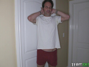 Молодая сосет зрелому мужику и трахается в задницу