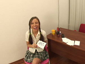 Сосет хуй агенту и трахается в попку