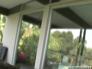 Разрыв анала от короля порно-комедии - старого итальянца Рокко с огромным членом