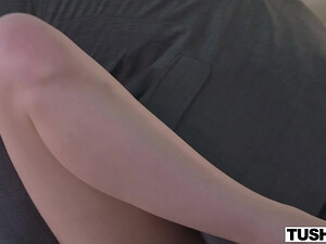 Симпатичная блондинка ебется в задницу