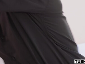 Татуированная девка ебется в очко