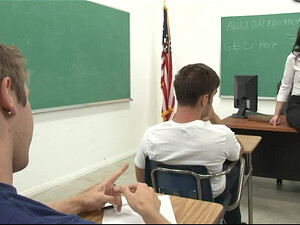 Брюнетка лижет хуи в групповом жестком порно