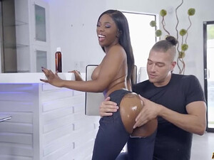 Трахает анал негритянки на стуле белым членом