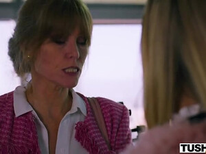 Отец трахает молодую дочь в задницу