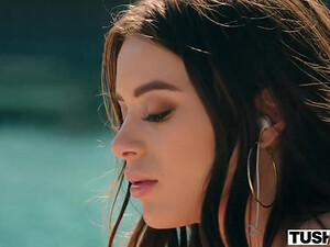 Парень растянул попку своей девушке