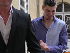 Русская шлюха Stacy Bloom ублажает задницей сразу нескольких клиентов на заказе