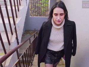 Русская брюнетка предложила другу потрахаться в очко в незнакомом подъезде