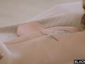 Негр с большим членом засадил в жопу белой любовнице